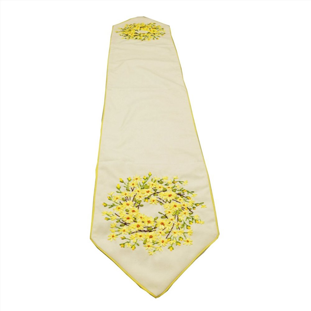 NWT Embrodered Daisy Wreath Table Runner